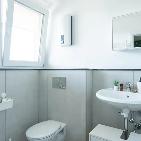 - Forest Retreat Deluxe - 2 Bedroom - 75 Qm - Fully Renovated 2025 With Tv & Netflix - King Size Beds - Full Kitchen - Free Parking - Close To Airport & Train - Apartament Duisburg