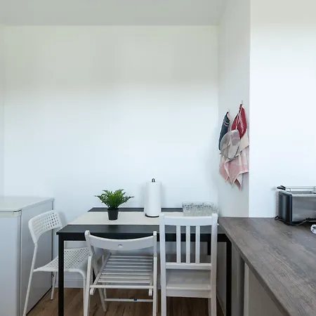 - Forest Retreat Deluxe - 2 Bedroom - 75 Qm - Fully Renovated 2025 With Tv & Netflix - King Size Beds - Full Kitchen - Free Parking - Close To Airport & Train - * Duisburg